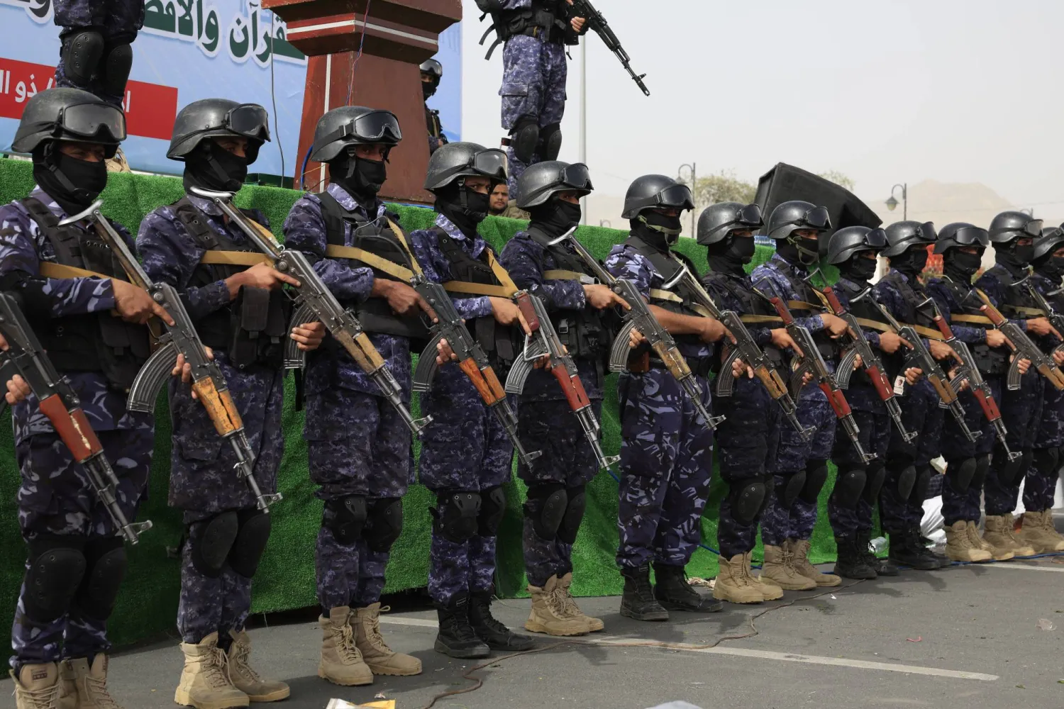 الجماعة الحوثية شنَّت حملة اعتقالات في إب بتهمة صلاة الغائب على هادي (إ.ب.أ)