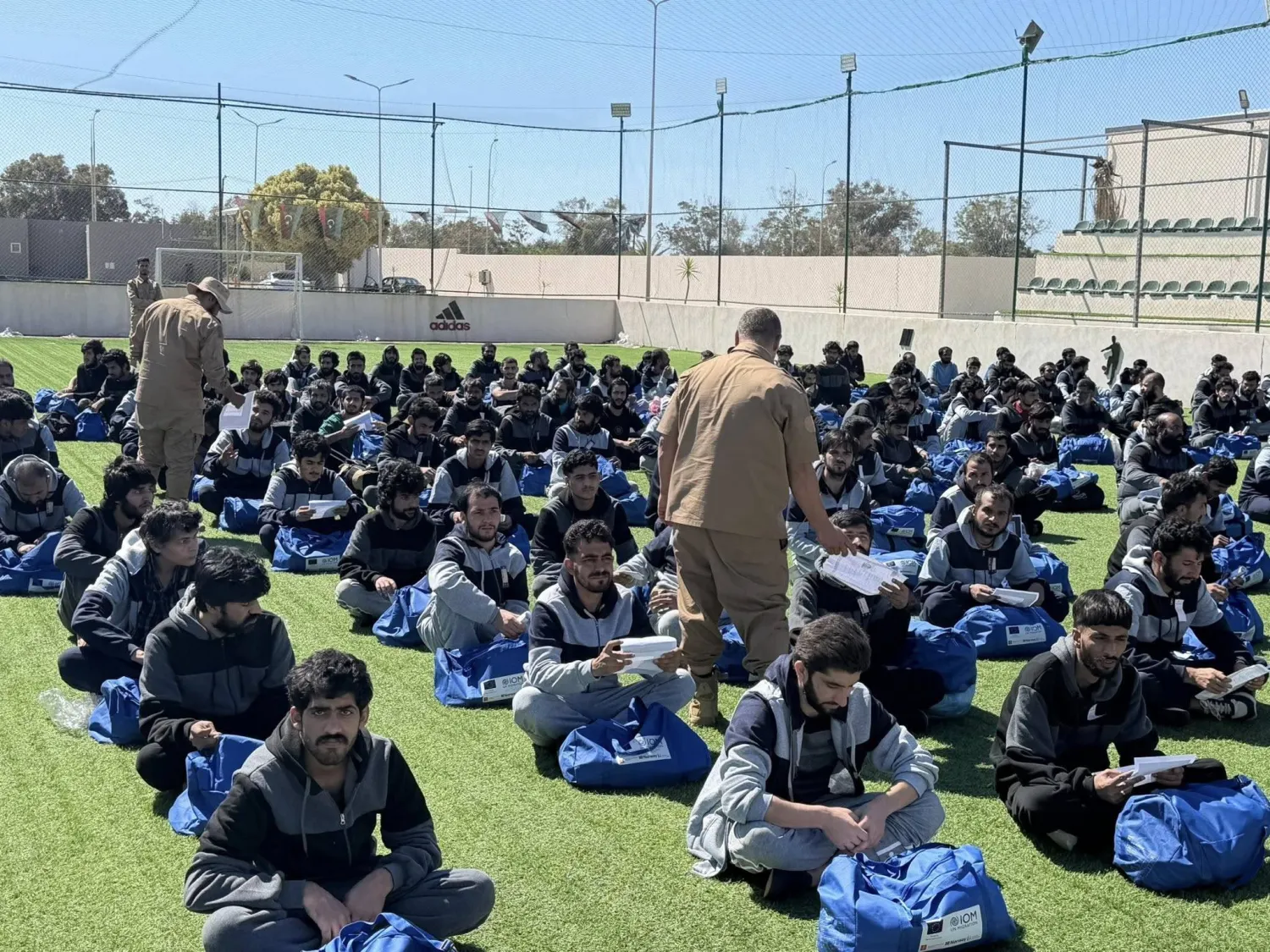 مهاجرون غير نظاميين من باكستان قبيل ترحيلهم من العاصمة الليبية إلى بلادهم يوم 24 مايو (جهاز مكافحة الهجرة غير الشرعية شرق طرابلس)