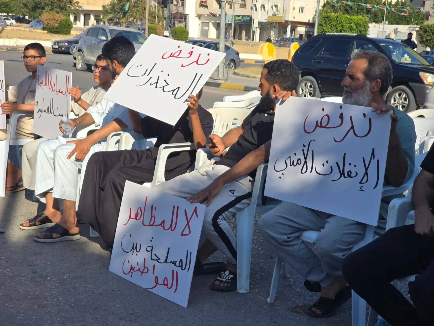 مواطنون ليبيون خلال وقفة احتجاجية ضد سطوة الميليشيات في مدينة الزاوية الجمعة (متداولة)