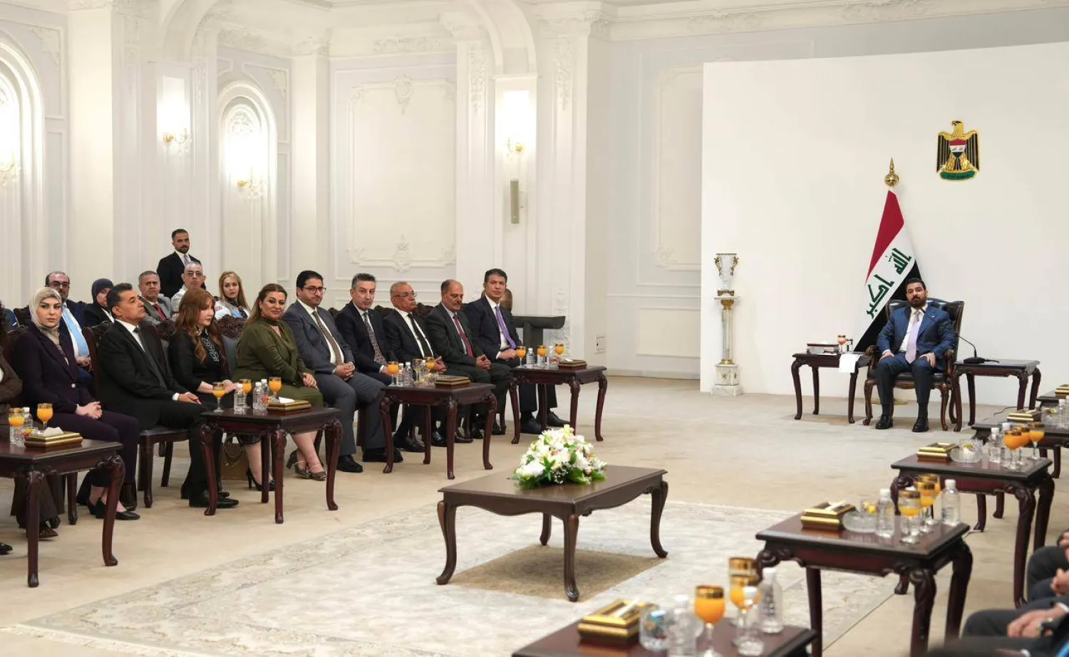 الزيدي في لقاء مع مجموعة من الإعلاميين (رئاسة الوزراء)
