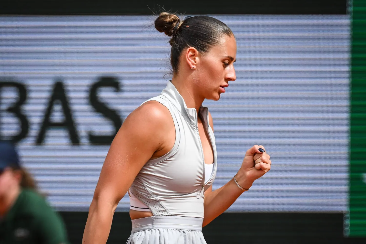 31 May 2026, France, Paris: Ukrainian tennis player Marta Kostyuk celebrates a point against Poland's Iga Swiatek during their Women's Singles Match on Day 8 of the French Open tennis tournament on Court Philippe-Chatrier at the Roland-Garros Complex. Photo: Matthieu Mirville/ZUMA Press Wire/dpa