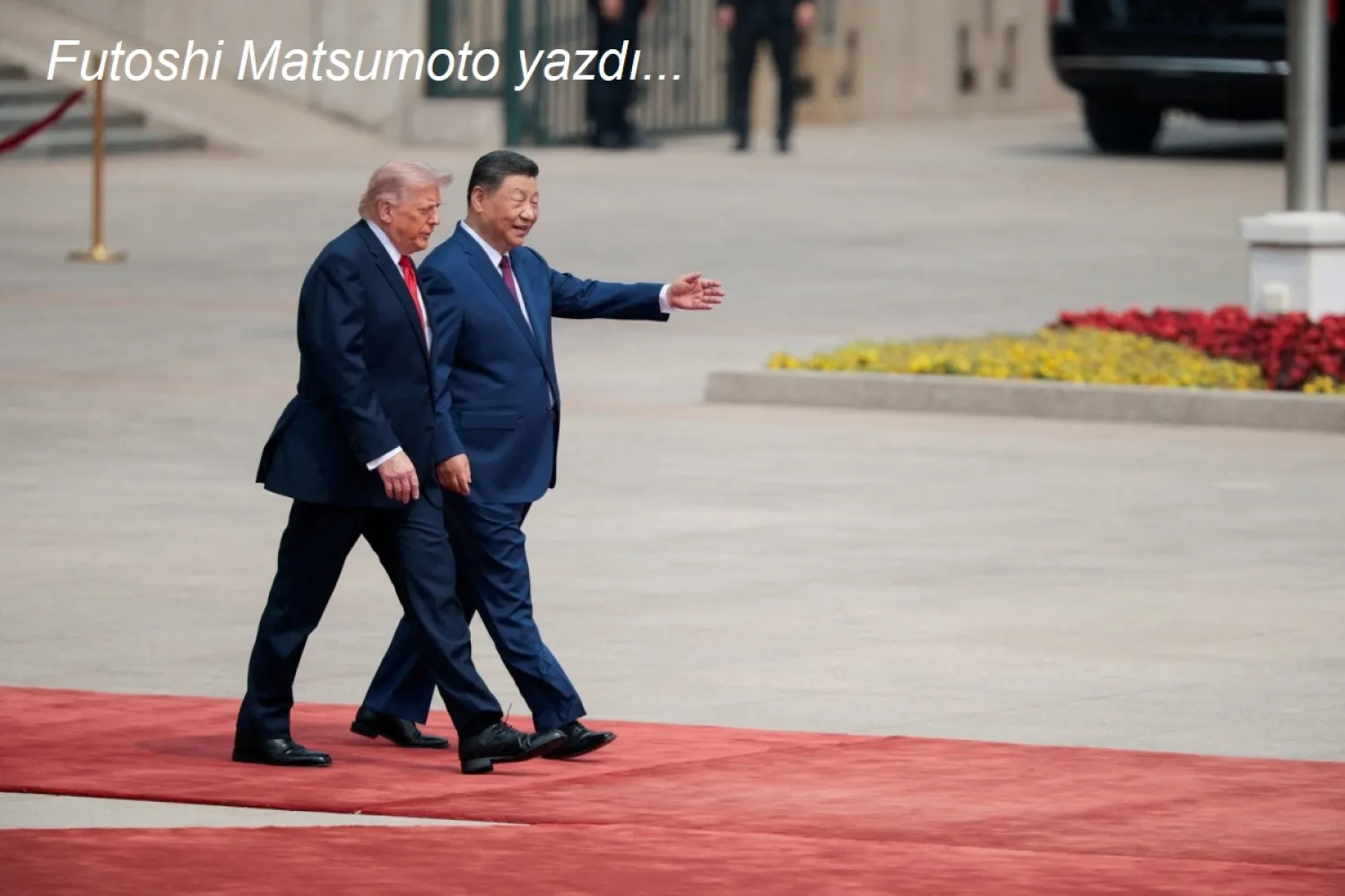Donald Trump, Pekin'deki Halkın Büyük Salonu'na varışında Şi Cinping ile yürüyor,(Reuters)