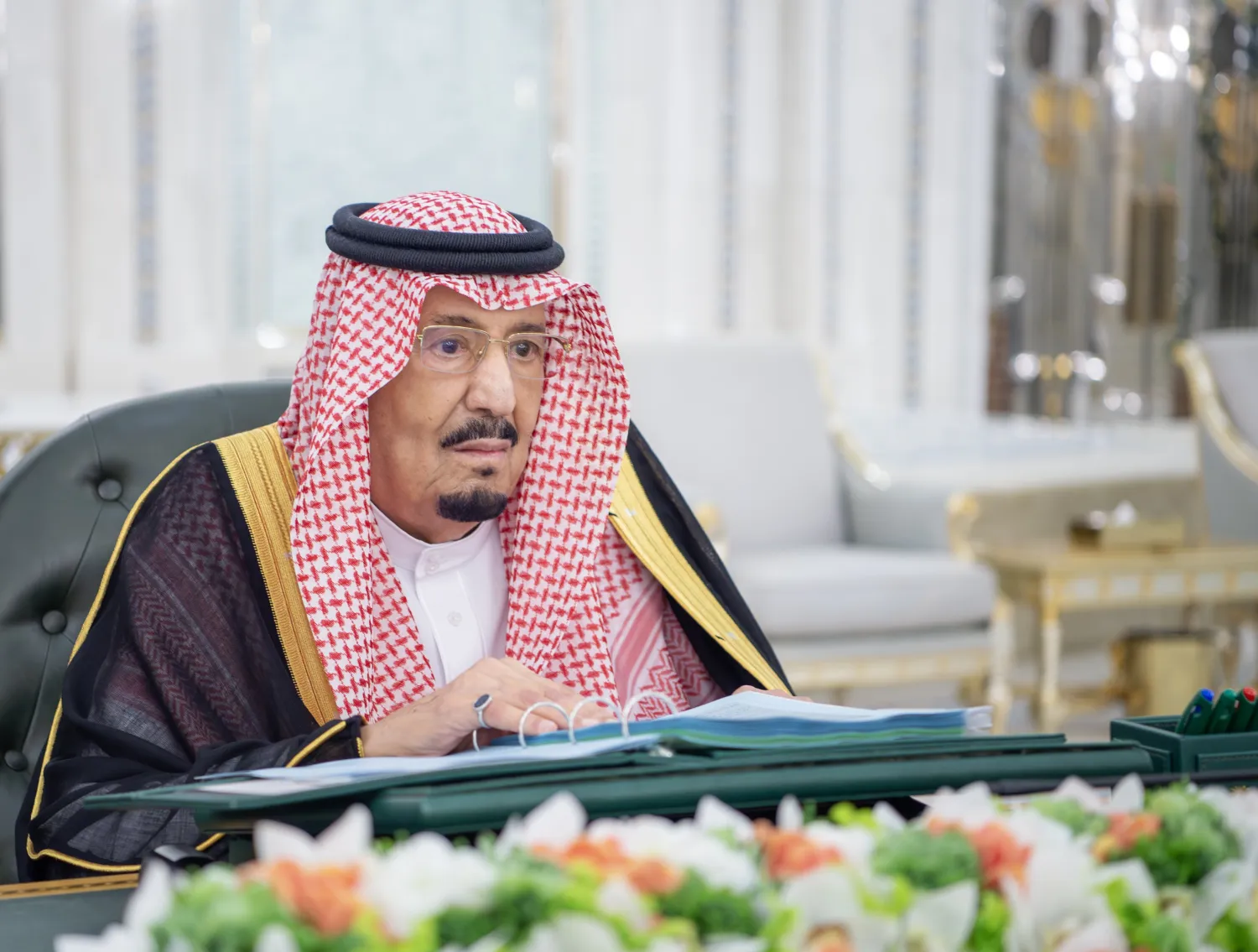 خادم الحرمين الشريفين الملك سلمان بن عبد العزيز لدى ترؤسه جلسة مجلس الوزراء في جدة الثلاثاء (واس)