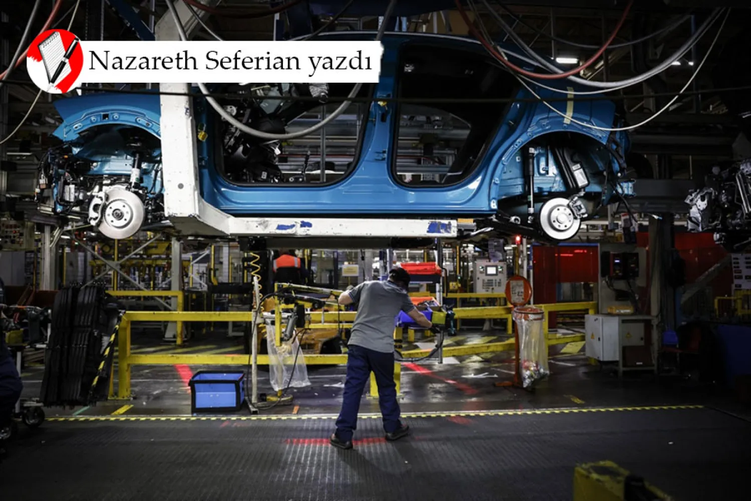 Paris'in batısındaki Passy semtindeki bir otomobil fabrikasının üretim hattında çalışan bir işçi, 15 Nisan 2026 (AFP)