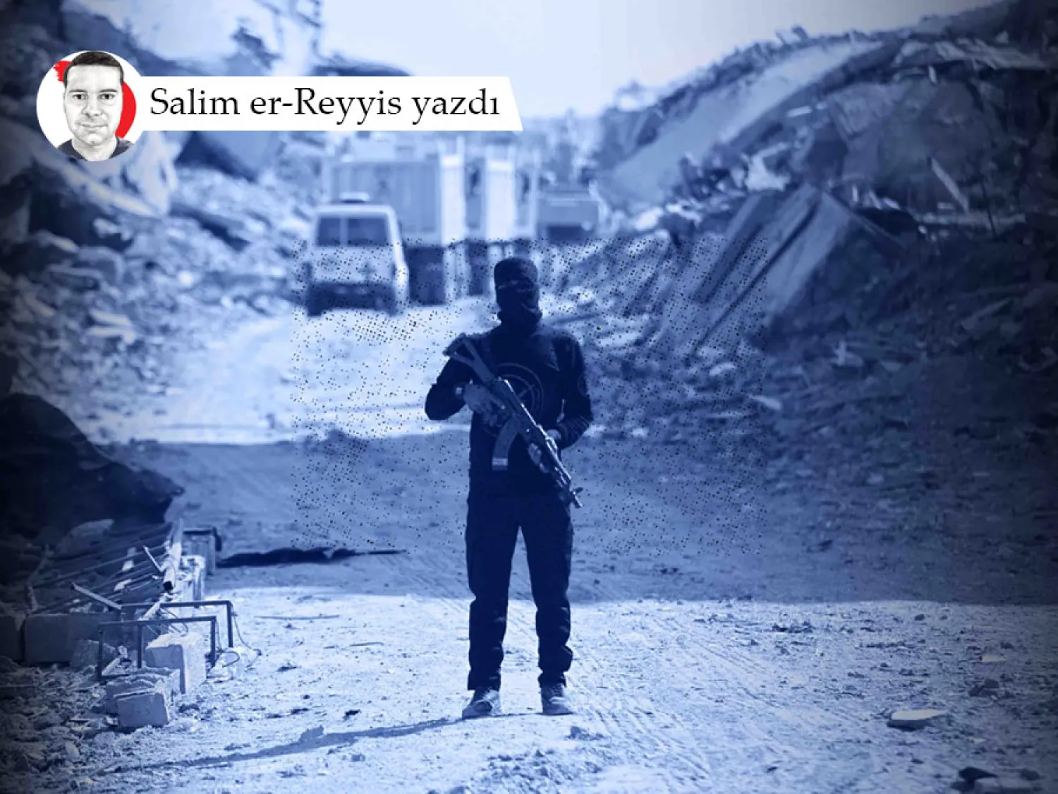 Gazze şehrinde, İsrailli rehine cesetlerinin aranması operasyonu sırasında Uluslararası Kızılhaç Komitesi'ne ait bir aracın yakınlarında bekleyen silahlı bir Hamas üyesi, 2 Kasım 2025 (AFP)