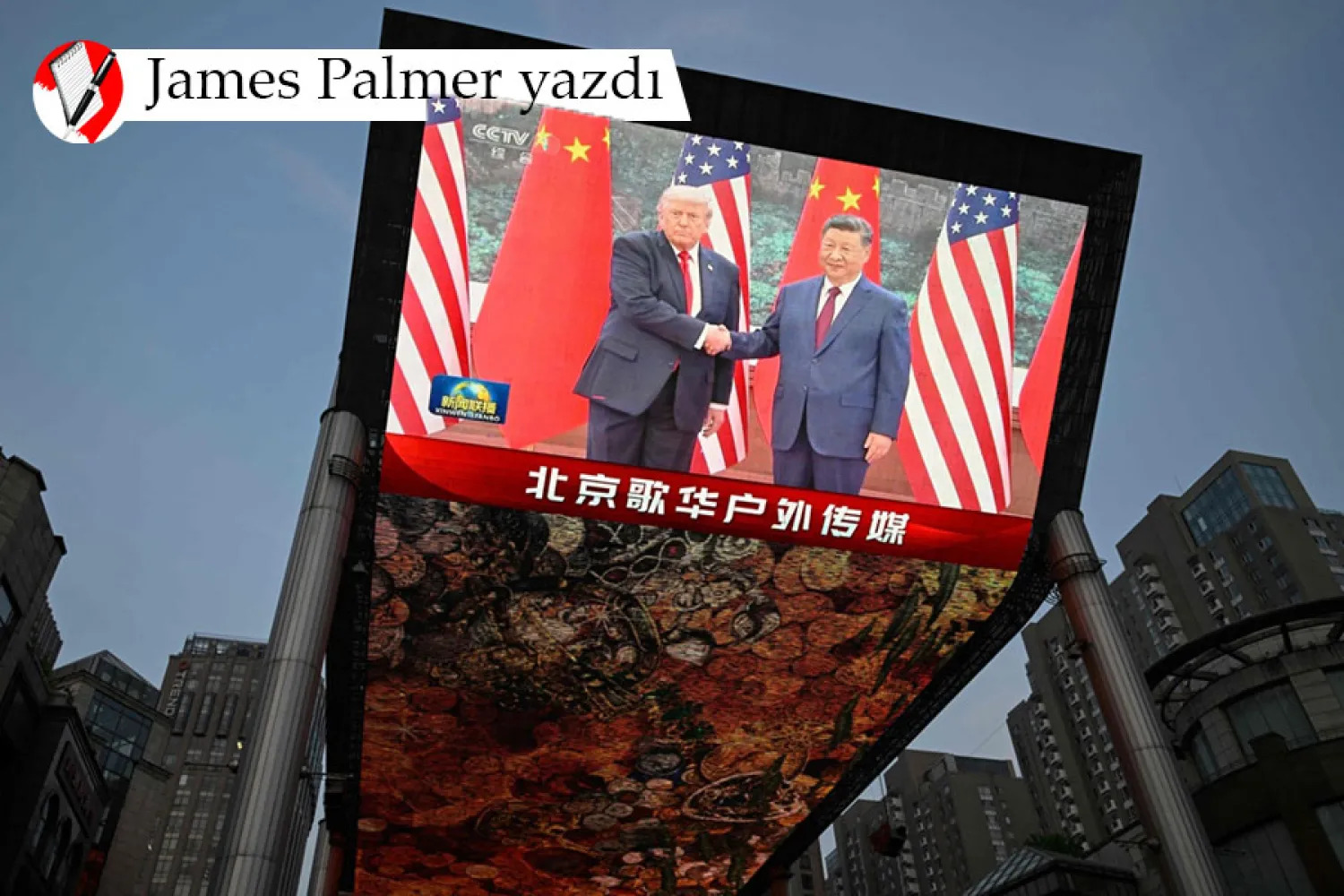 Pekin'deki Büyük Halk Salonu'nda Şi Cinping ile Donald Trump'ın görüşmesini gösteren dev ekran, 14 Mayıs 2026 (AFP)