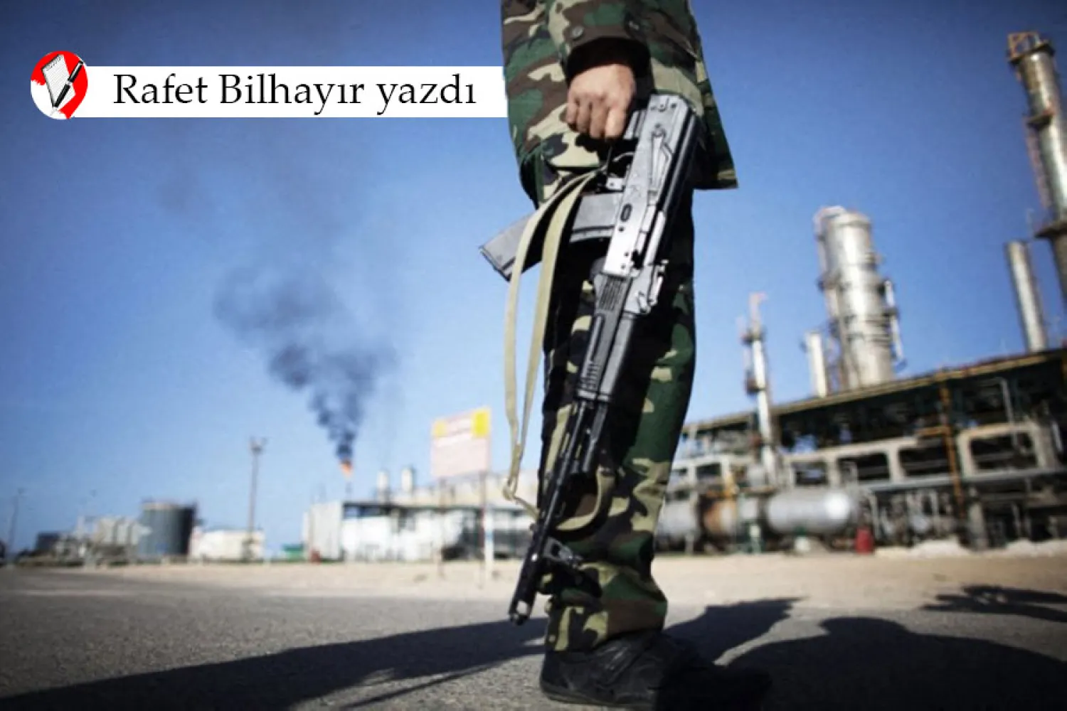 Trablus'un 40 kilometre batısındaki Zaviye Petrol Rafinerisi'ni koruyan Ulusal Geçiş Konseyi'ne bağlı bir unsur (AFP)