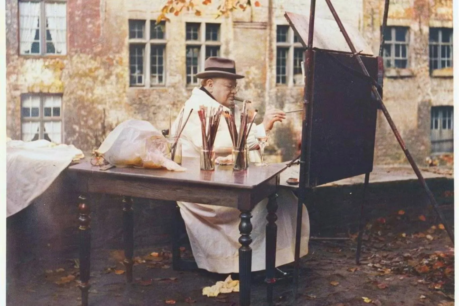 Winston Churchill, Eylül 1946'da Belçika'da resim yaparken (Churchill Arşiv Merkezi)