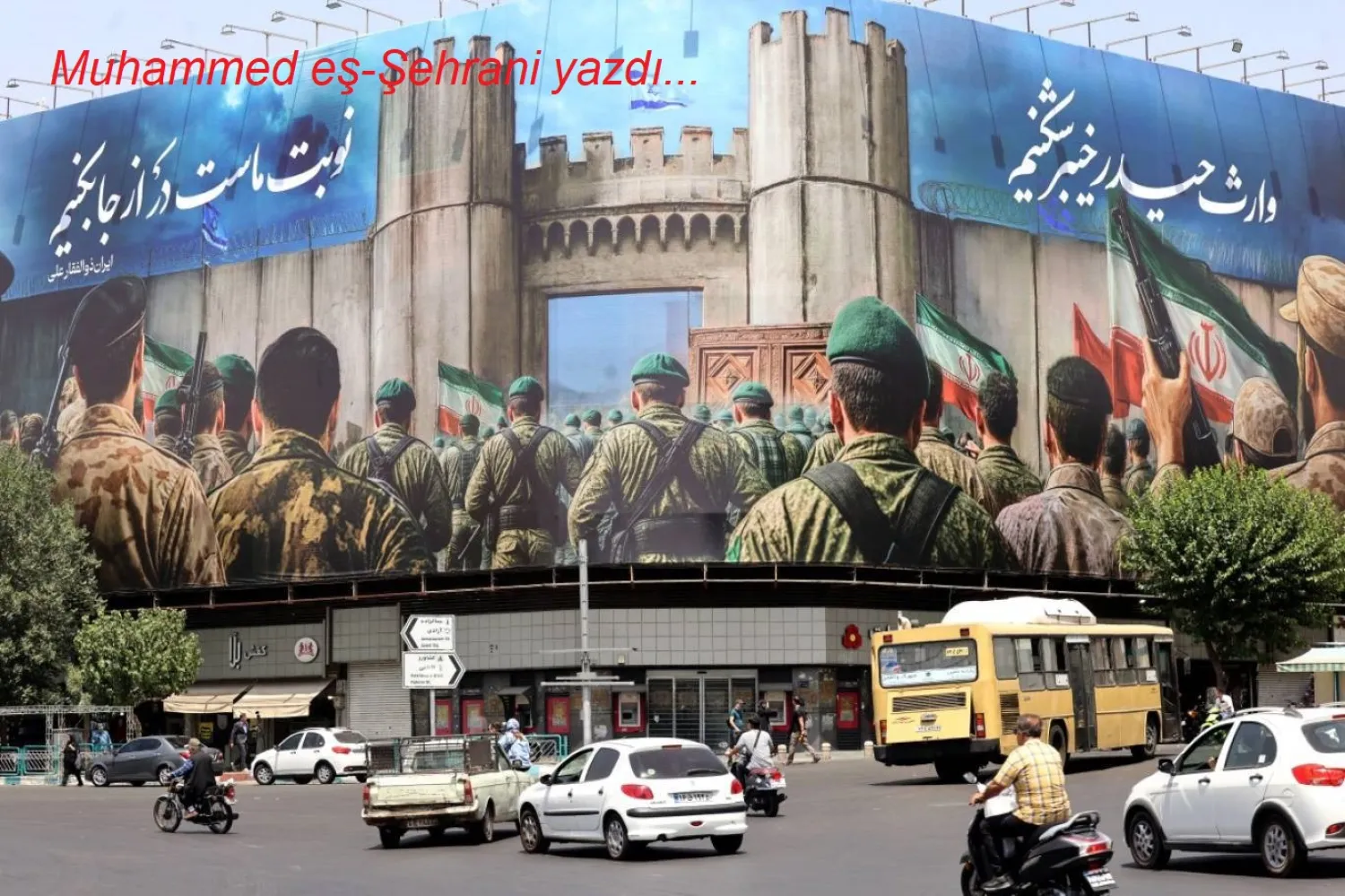   Tahran'daki Devrim Meydanı'nda devasa bir afiş (AFP)