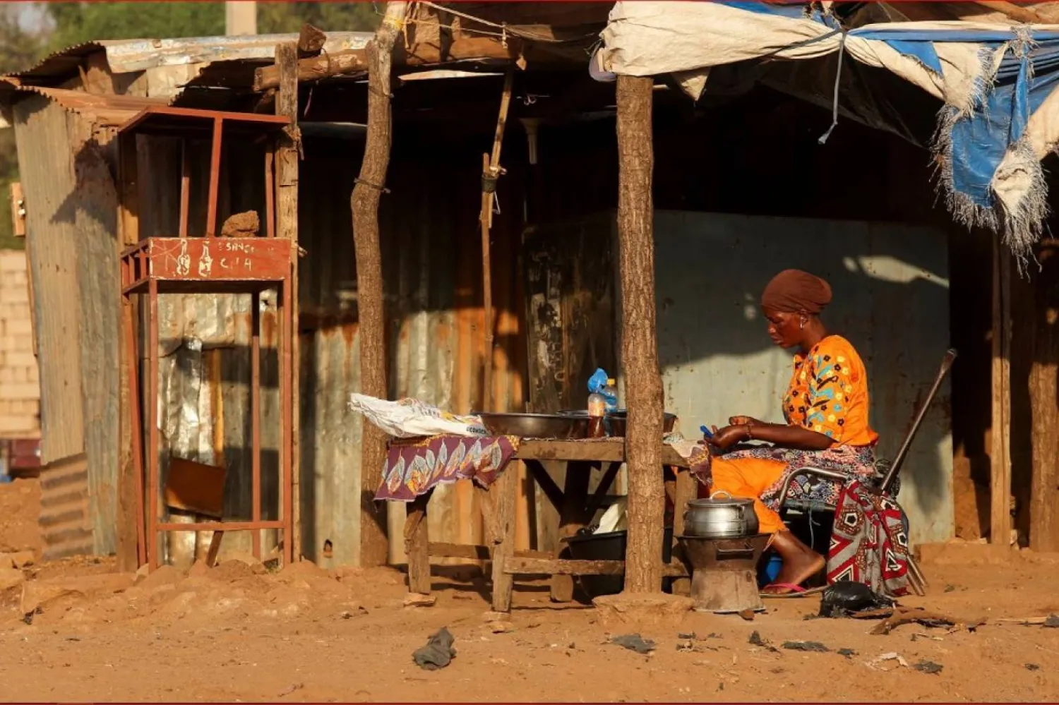 Mali'de birçok köylü için bu durum, zorlama, korku ve iknanın bir karışımından doğuyor (AFP)