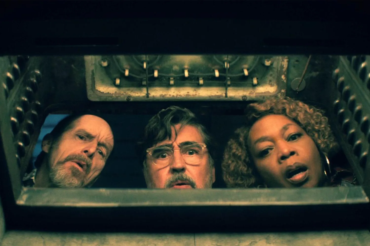 Ağır tempolu ve karakter odaklı yapısıyla öne çıkan The Boroughs'da 73 yaşındaki Alfred Molina'ya (ortada) Alfre Woodard (sağda) ve Denis O'Hare (solda) eşlik ediyor (Netflix)