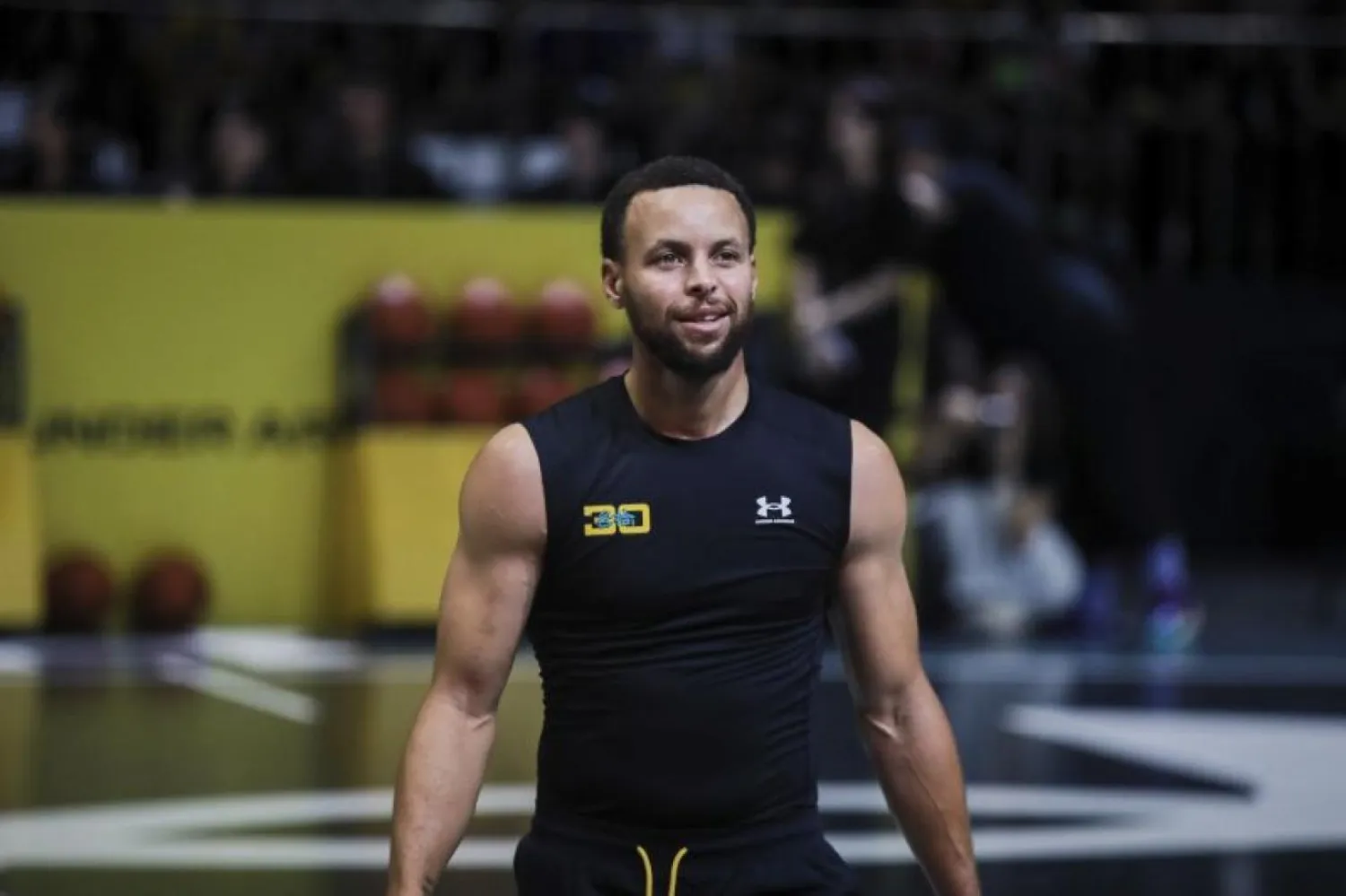 Stephen Curry, 2025'te Çin turuna çıkarak genç basketbolculara ders vermişti (AP)
