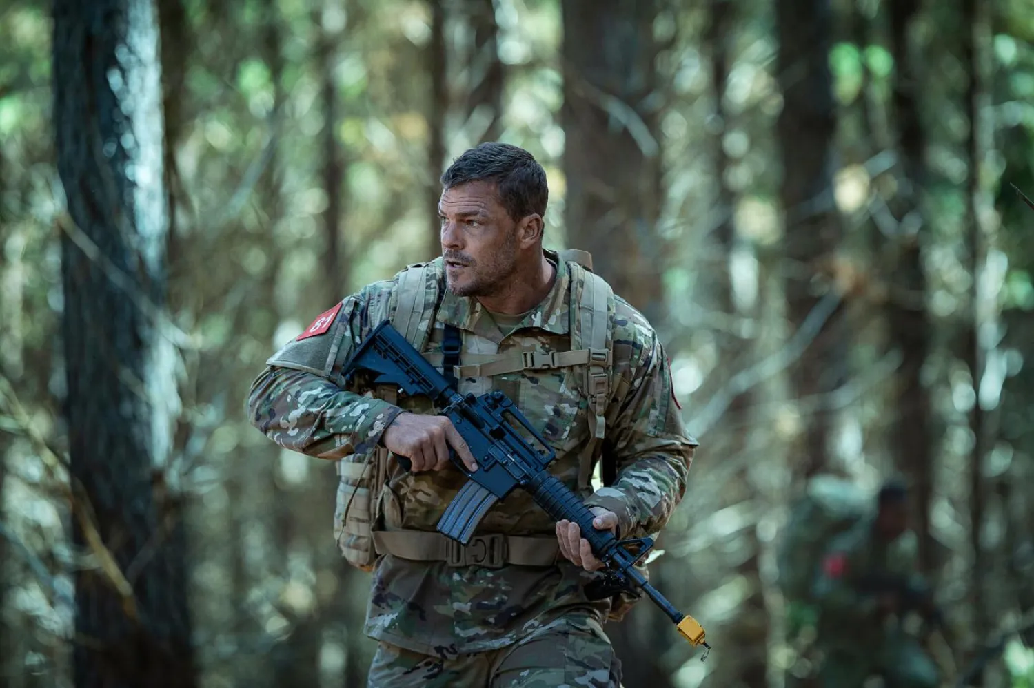 43 yaşındaki Amerikalı aktör Alan Ritchson, geçen yıl vizyona giren Oyun Buluşması (Playdate) ve Guy Ritchie imzalı Gayribeyefendi Savaş Dairesi'yle (The Ministry of Ungentlemanly Warfare) de tanınıyor (Netflix)