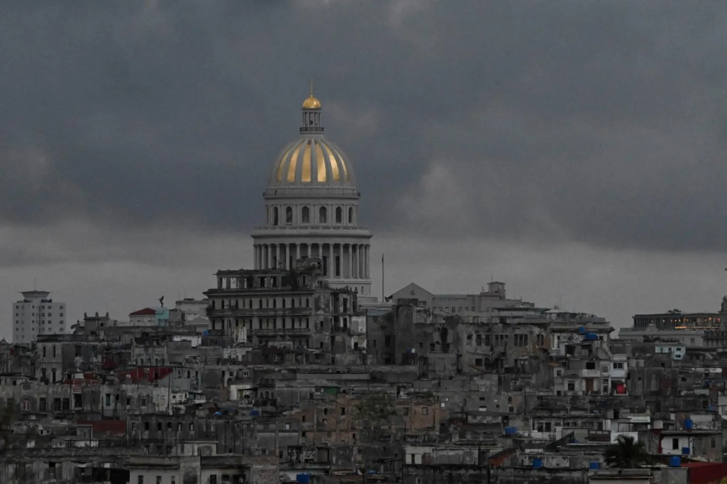 ABD yaptırımları nedeniyle başta Havana olmak üzere birçok kentte elektrik kesintisi yaşanıyor (Reuters)
