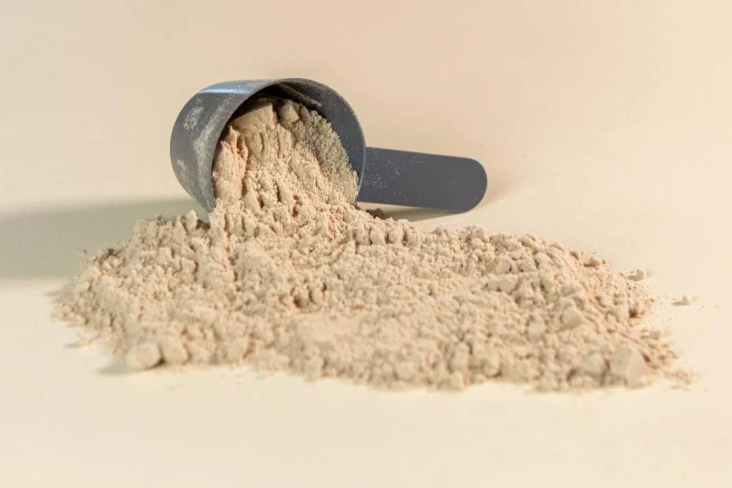 Birçok protein içeceği genellikle peynir yapımının yan ürünü peynir altı suyu proteiniyle yapılıyor (Unsplash)