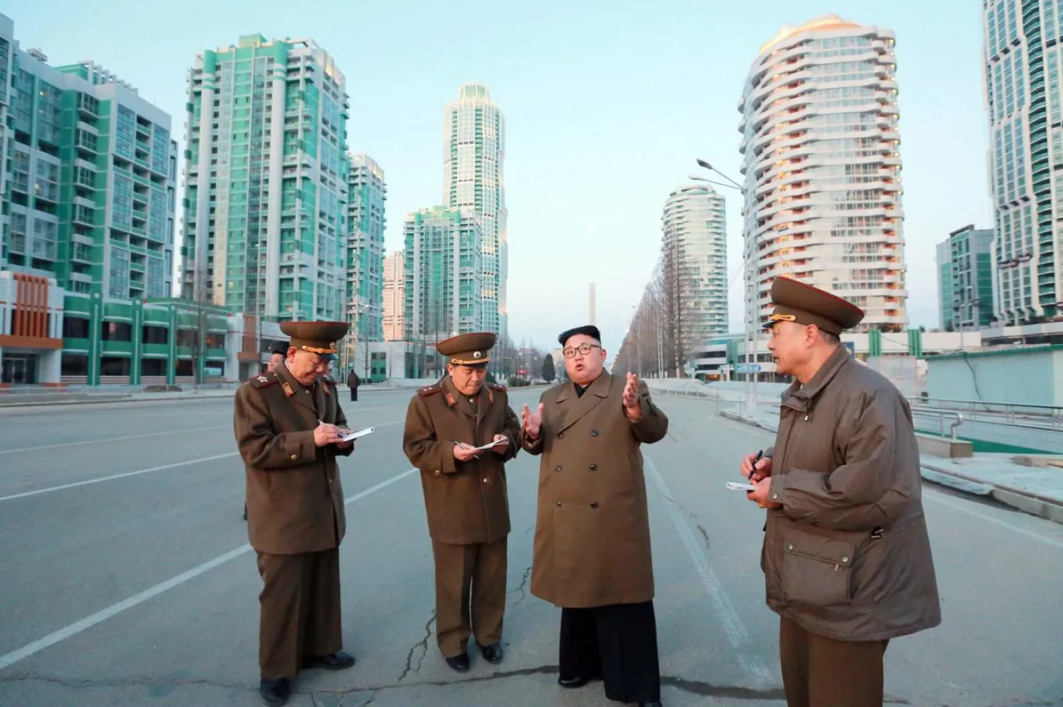 2011'de başa geçen Kim Jong-un'un 1990'larda kıtlıkla boğuşan Kuzey Kore'nin ekonomisini son dönemlerin en iyi noktasına taşıdığı bildiriliyor (AFP)