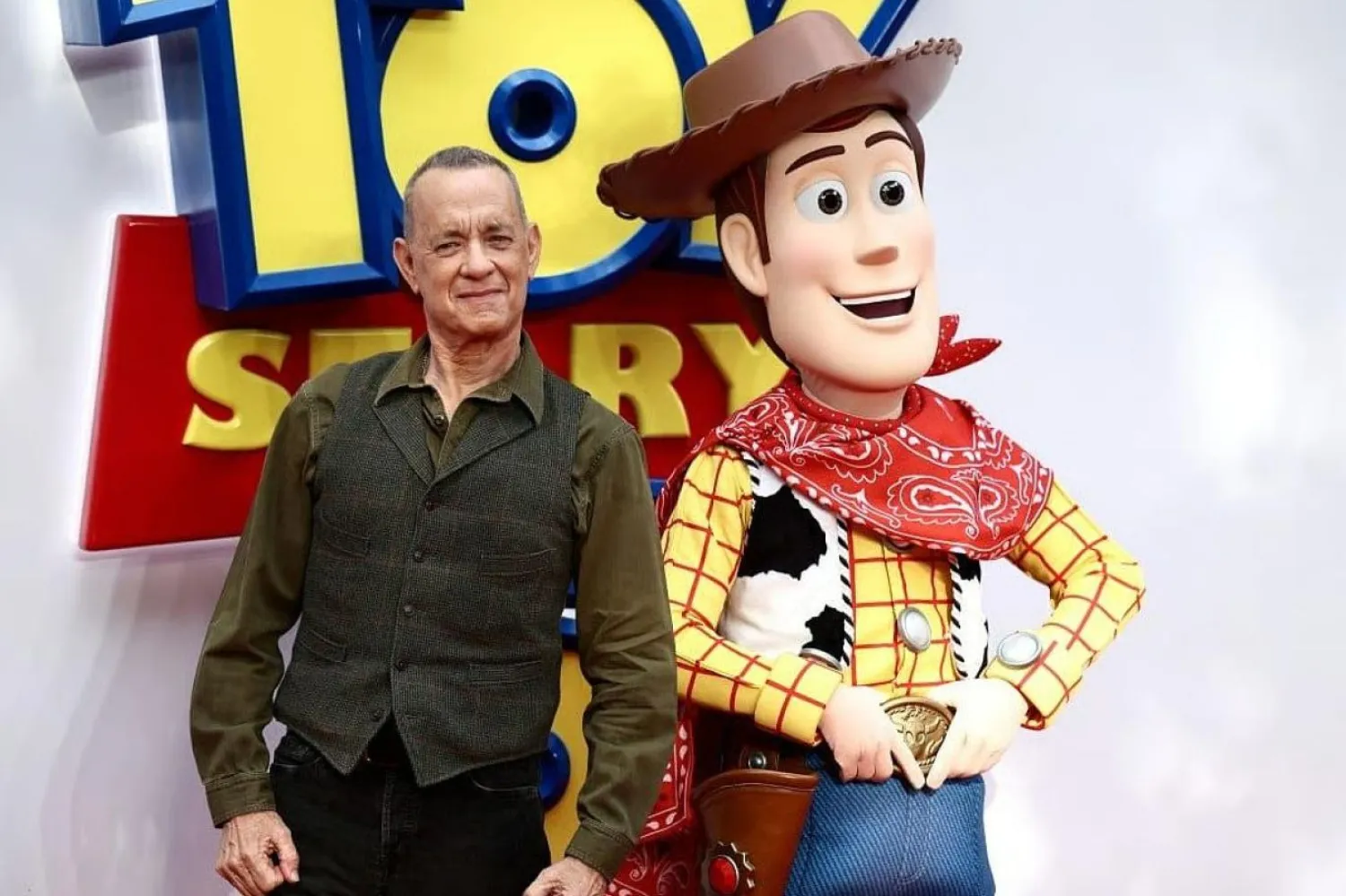Oyuncak Hikayesi'nin tüm filmlerinde başroldeki Woody karakterini Hanks seslendirdi (AFP)