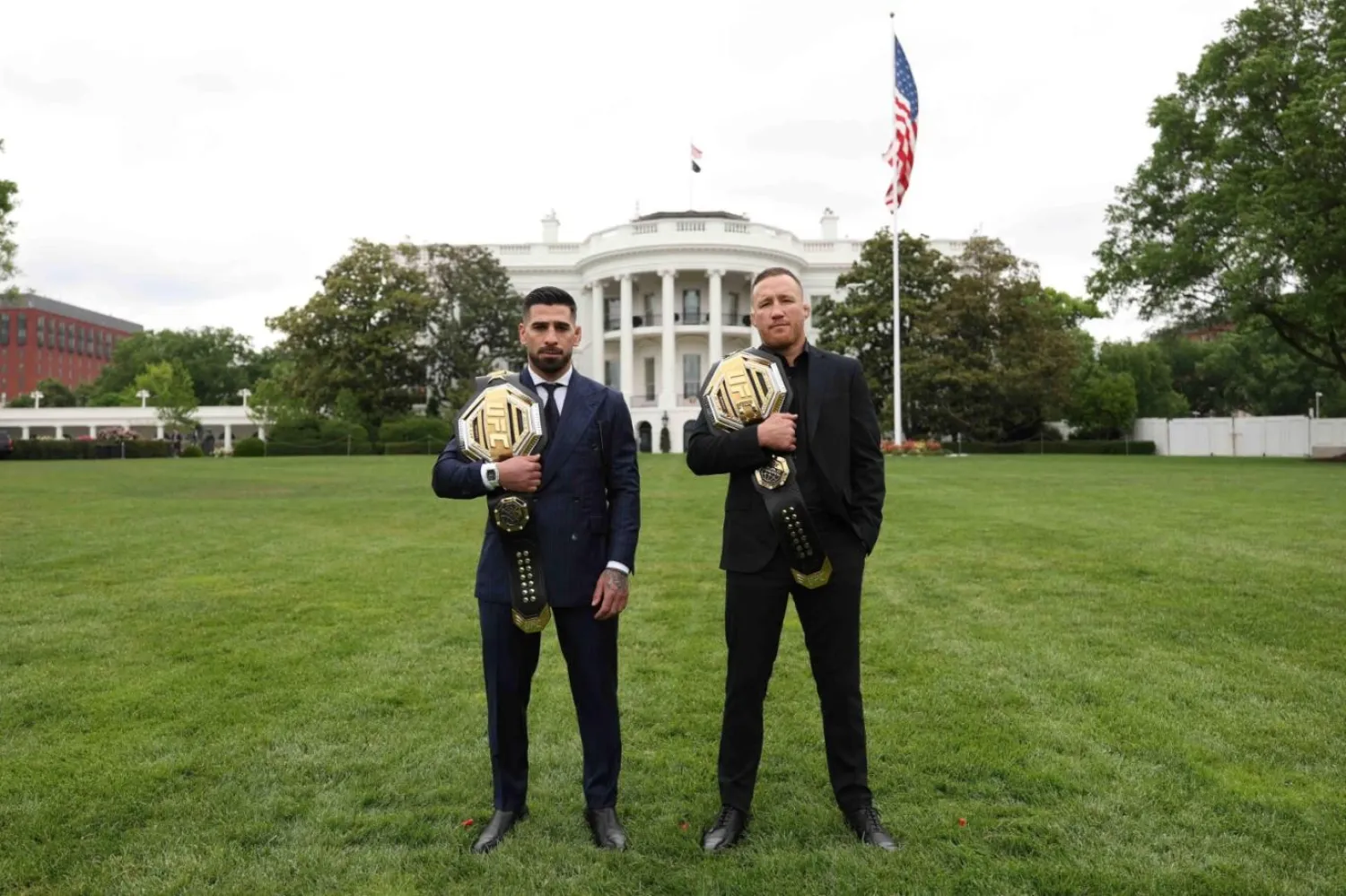 Hafifsıklette geçici kemerin sahibi Justin Gaethje (sağda), kemerini boşaltan eski şampiyon Ilia Topuria'yla tartışmasız şampiyonluk için karşı karşıya gelecek (UFC)