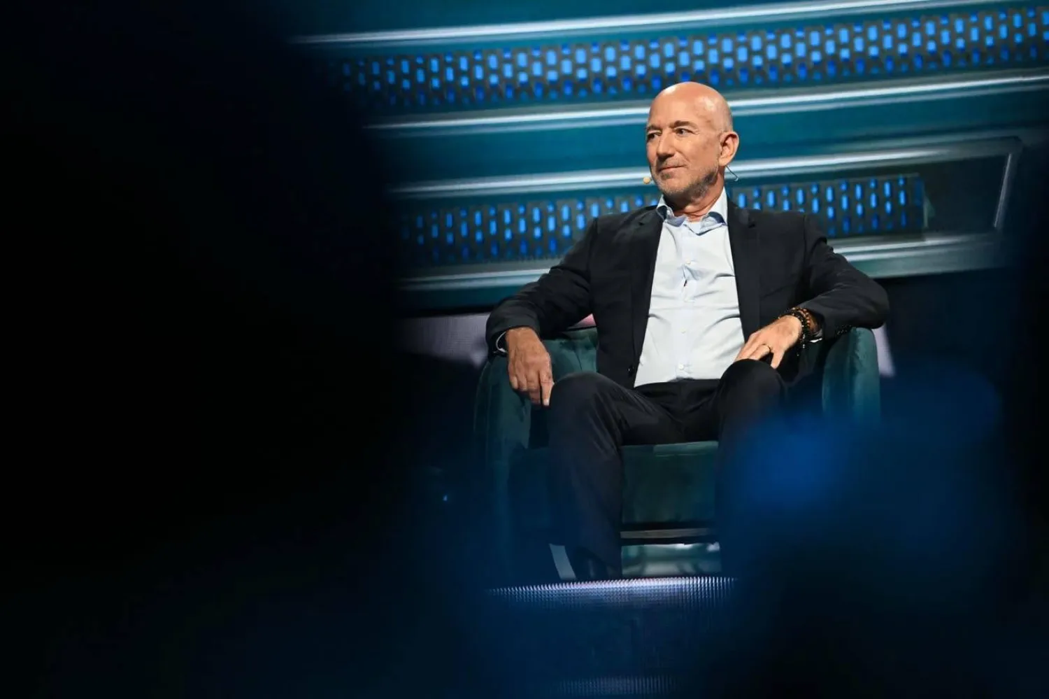 Jeff Bezos, yapay zekanın "ekonomide işgücü sıkıntısı" yaratabileceğini söylüyor (AFP)