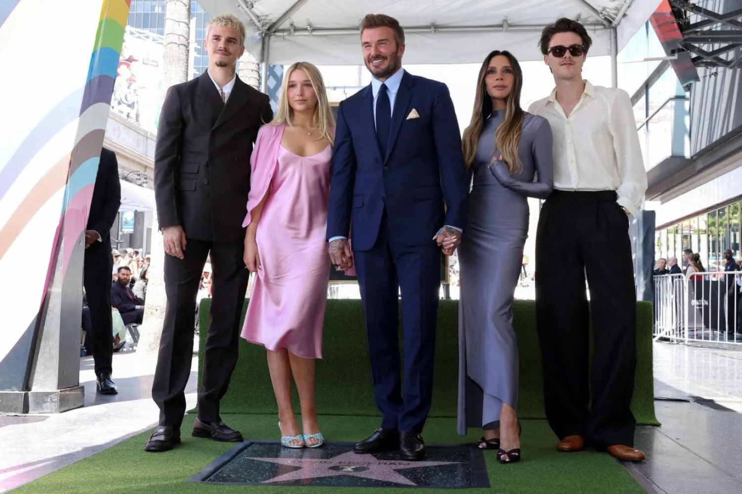 Ortadaki David Beckham'ın ailesiyle birlikte verdiği bu pozda oğlu Brooklyn eksik (Reuters)