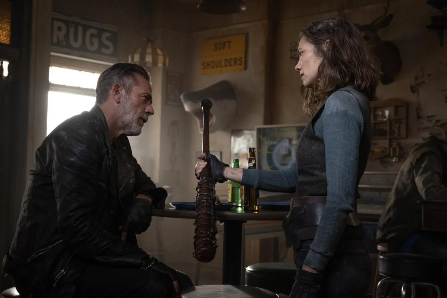 60 yaşındaki Jeffrey Dean Morgan'ın (solda) canlandırdığı Negan, The Walking Dead evreninde Glenn ve Abraham gibi sevilen karakterleri acımasızca katleden zalim bir liderken zamanla daha karmaşık, insani yönleriyle öne çıkan bir figüre dönüştü (AMC)