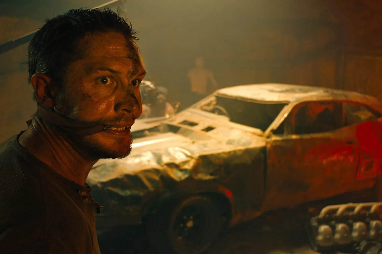 48 yaşındaki Tom Hardy (fotoğrafta), 6 Oscarlı Mad Max: Fury Road'da Charlize Theron'la birlikte rol almış, iki yıldız arasında sette anlaşmazlıklar yaşanmıştı (Warner Bros.)