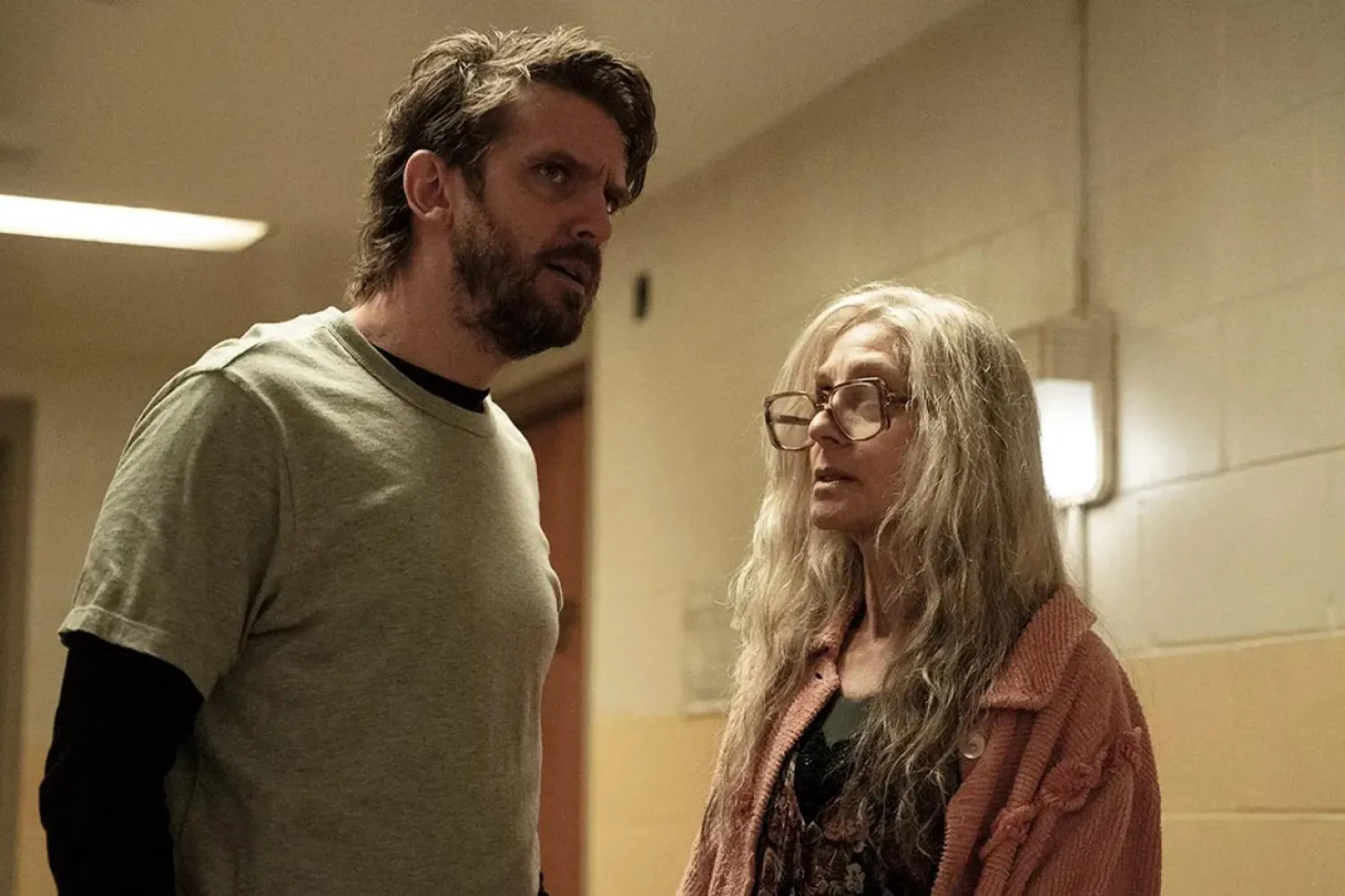 43 yaşındaki Dan Stevens (solda), The Terror: Devil in Silver'da eski bir rock grubu üyesi olan sert mizaçlı nakliyeci Pepper rolünde (AMC)
