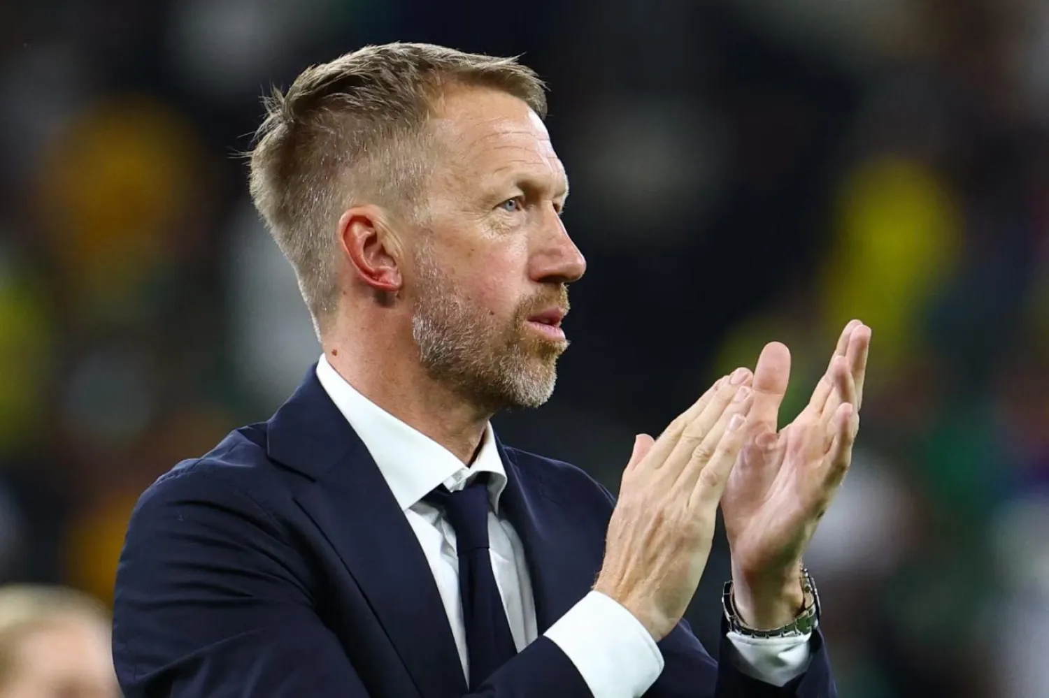 İsveç'in ilk maçının sonunda Graham Potter'ın sağ kulağından kan akıyor gibi görünüyordu (Reuters)