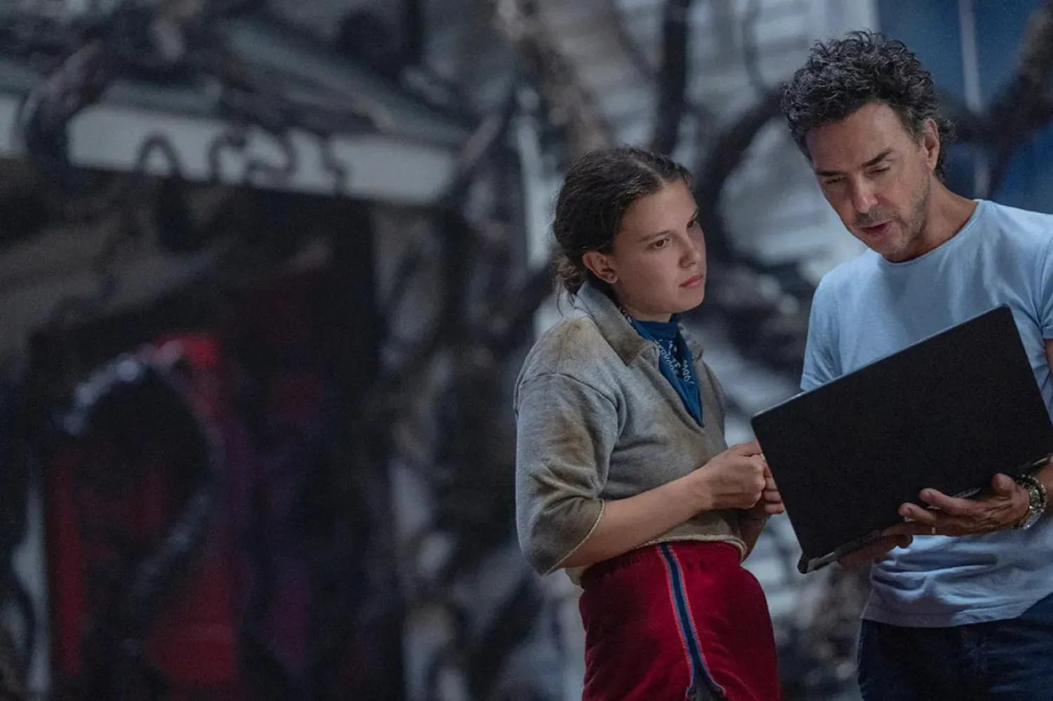 Stranger Things'deki psişik Eleven rolüyle henüz 12 yaşındayken çıkışını yapan Millie Bobby Brown (solda), spot ışıkları altında büyüdü (Netflix)