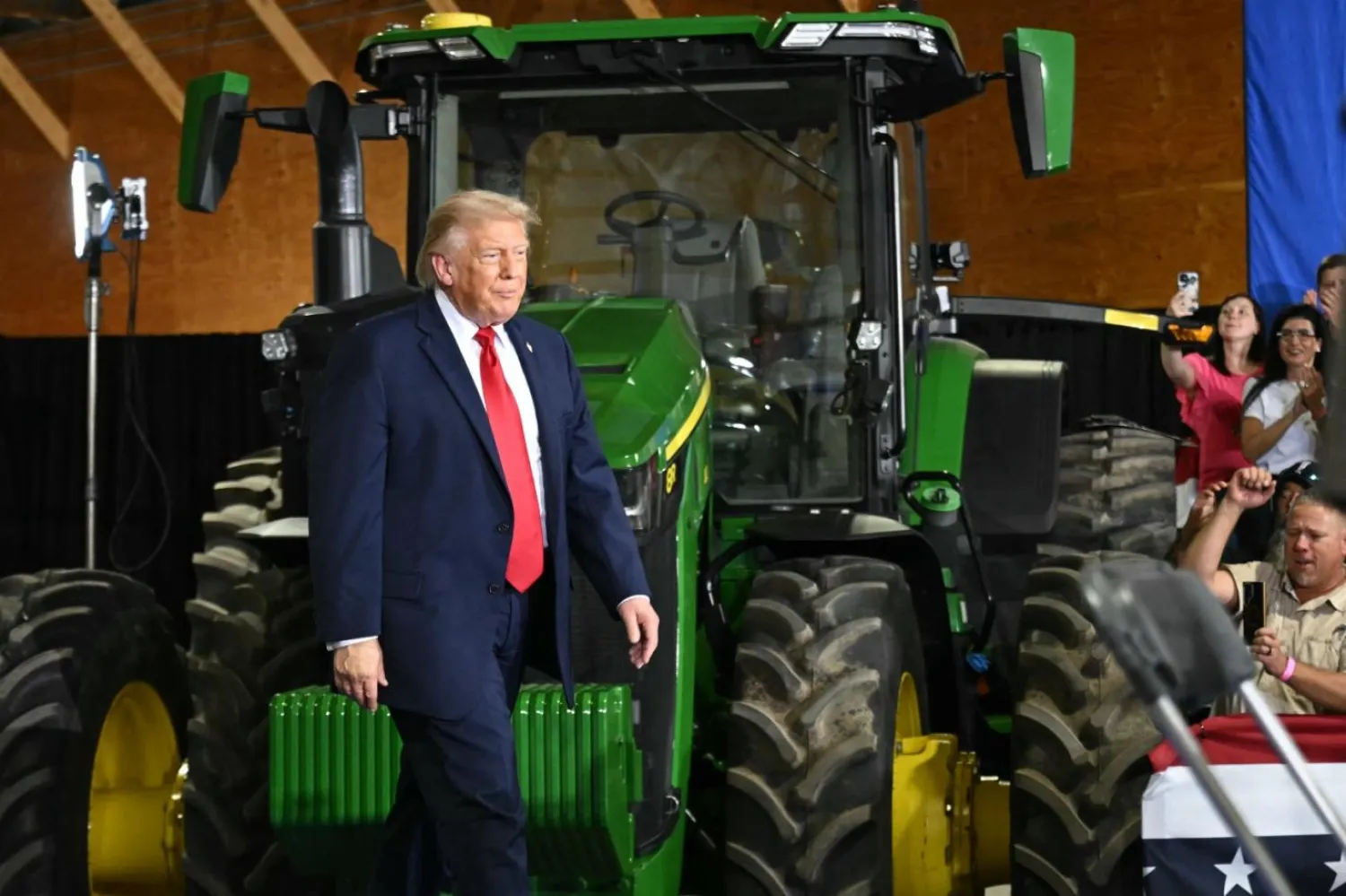 Yeni bir ankete göre Başkan Donald Trump'ın kırsal kesimdeki Amerikalılar arasındaki desteği göreve geldiğinden beri önemli ölçüde düştü (AFP)