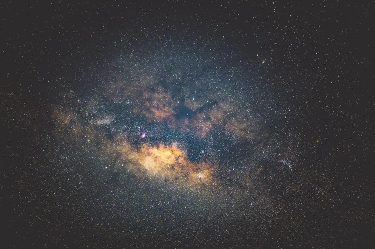 Karanlık enerji adı verilen görünmez bir kuvvetin evrenin genişlemesini hızlandırdığı düşünülüyor (Unsplash)