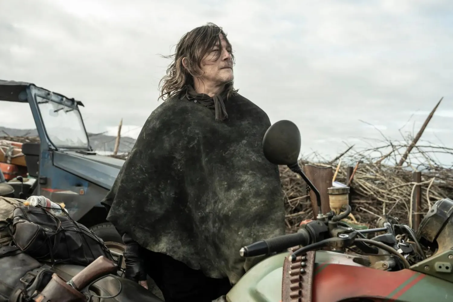 Norman Reedus'ın The Walking Dead evreninde hayat verdiği ikonik Daryl Dixon karakteri çizgi romanda yer almasa da oyuncunun performansıyla dizinin en sevilen ve en uzun süre hayatta kalan figürlerinden biri oldu (AMC)