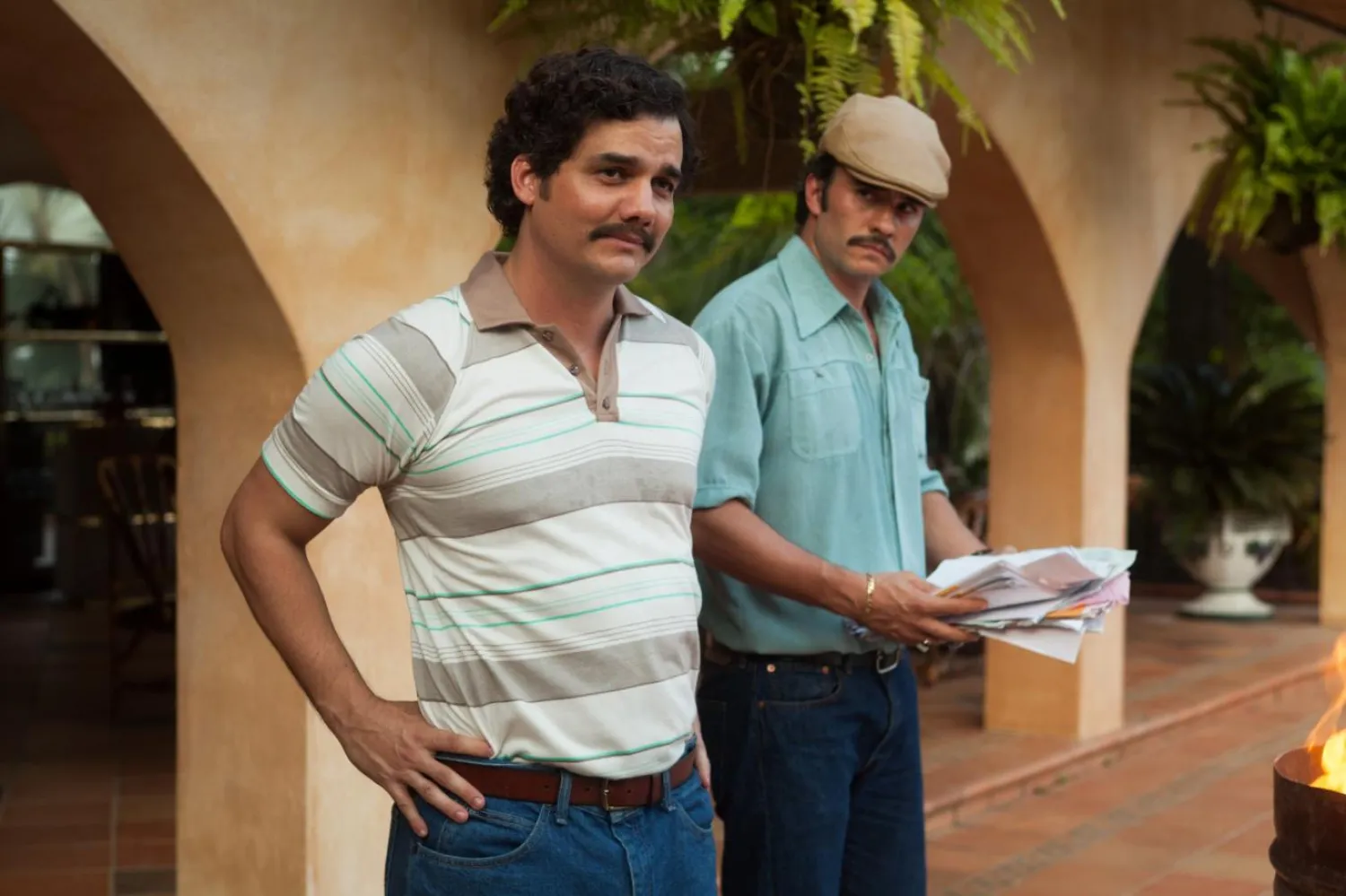 1977'de askeri diktatörlük altındaki Brezilya'da geçen Gizli Ajan'ın (O Agente Secreto) yıldızı Wagner Moura (solda), Netflix'in Narcos dizisiyle meşhur oldu (Netflix)