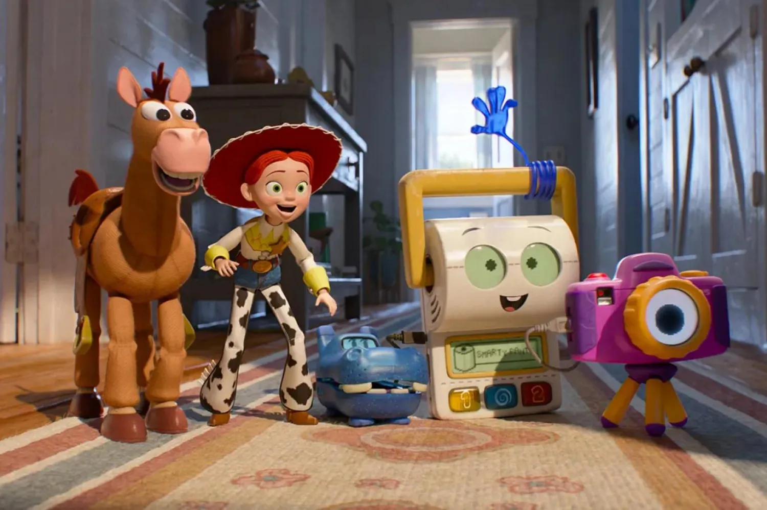Oyuncak Hikayesi serisinin 5. halkası, Buzz, Woody, Jessie'nin başını çektiği oyuncakların, günümüz çocuklarının elinden düşürmediği elektronik aletlerle karşı karşıya gelmesini anlatıyor (Walt Disney Studios Motion Pictures)