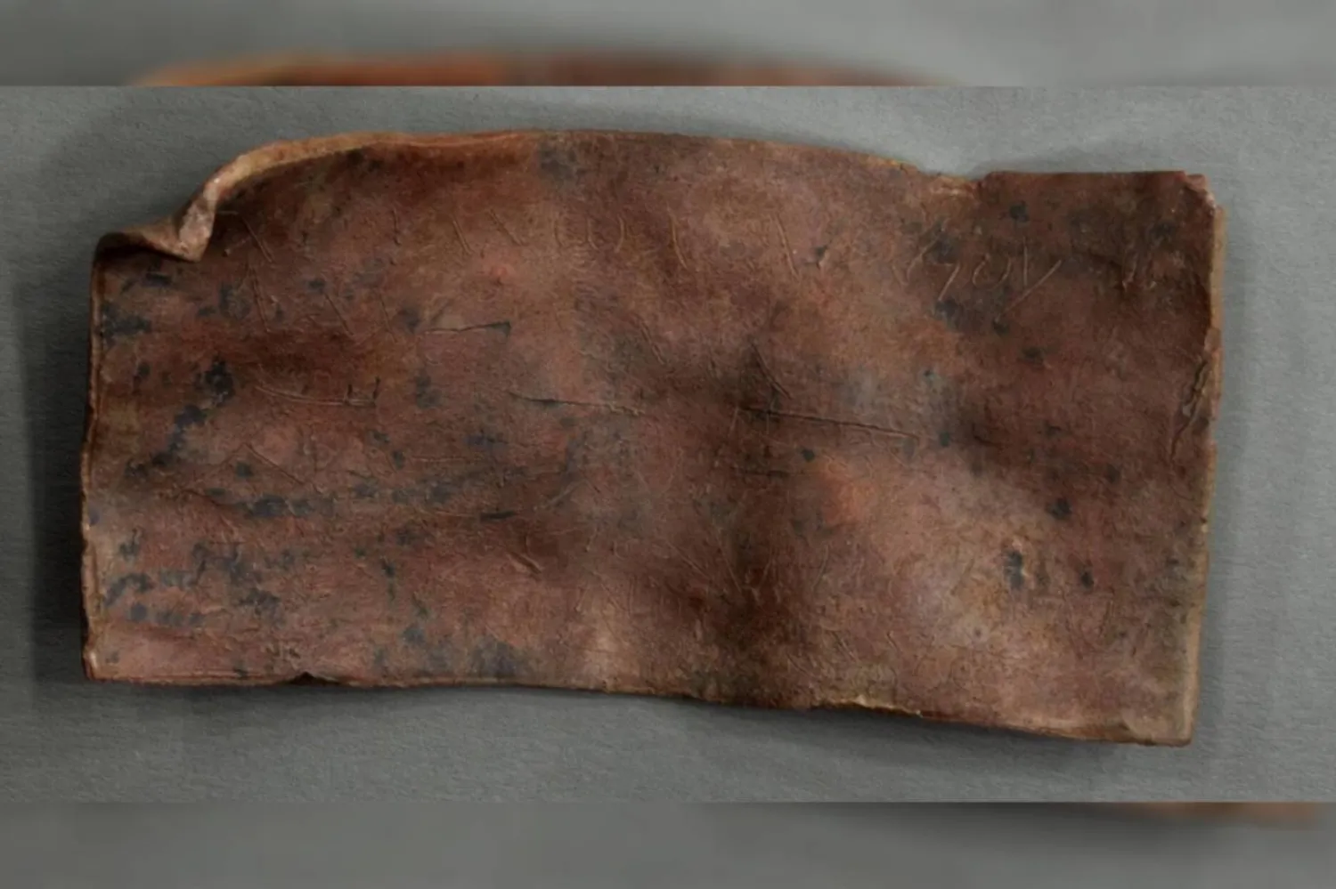 Mısır üslubunda Antik Yunanca yazılmış Heerlen lanet tableti, tanrılara ve iblislere sesleniyor (Elke Fuchs/Papiroloji Enstitüsü/Heidelberg Üniversitesi)