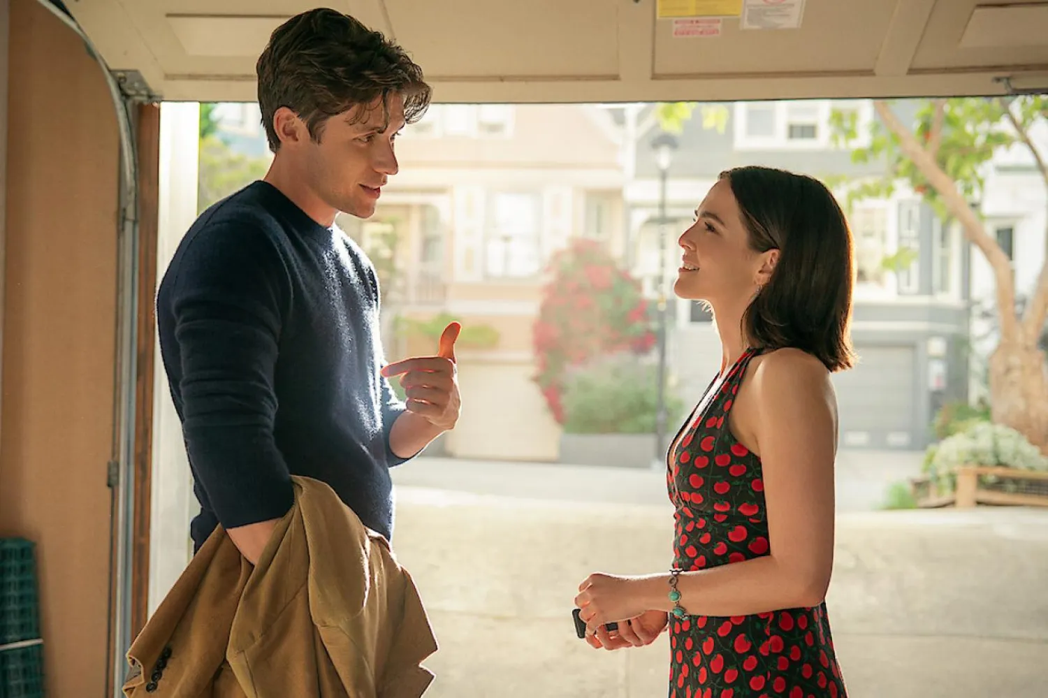 Isabelle'e Sesli Mesaj'da kistik fibrozis hastası kız kardeşinin hayatını kaybetmesiyle büyük bir boşluğa düşen Jill rolünde 31 yaşındaki Zoey Deutch (sağda) var (Netflix)