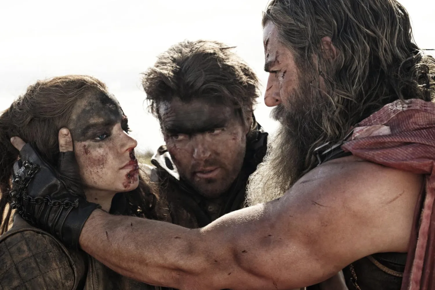 Furiosa: Bir Mad Max Destanı'nda 30 yaşındaki Anya Taylor-Joy (solda), Fury Road'da Charlize Theron'un canlandırdığı Furiosa'nın gençliğine hayat verdi (Warner Bros.)