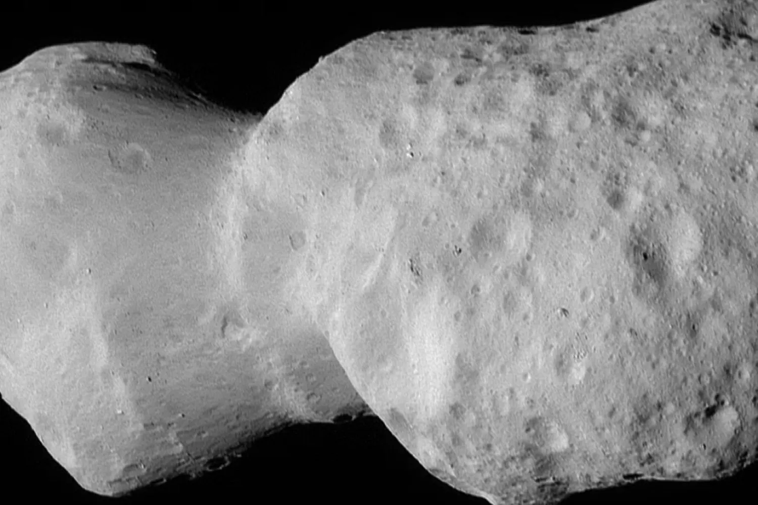 Lucy Uzun Menzilli Keşif Görüntüleyicisi (L’LORRI) tarafından çekilen Donaldjohanson asteroidi. Bu, NASA’nın Lucy uzay aracının asteroidin yanından geçişi sırasında elde ettiği en ayrıntılı görüntülerden biri (NASA/Goddard/SwRI/Johns Hopkins APL/NOIRLab)