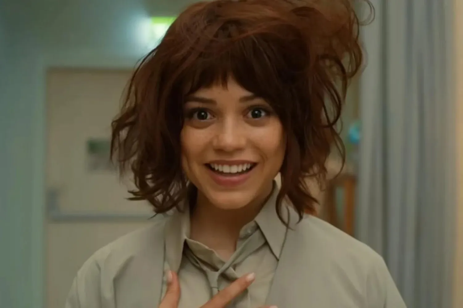 23 yaşındaki Jenna Ortega, rol aldığı Wednesday'in ikinci sezonunda sadece başrol olmakla kalmayıp yapımcı unvanını da üstlendi (Netflix)