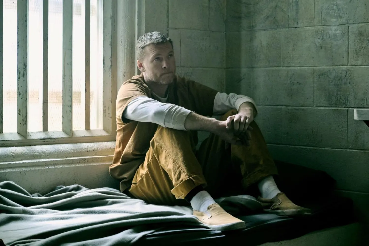Gişe canavarı Avatar serisinin 49 yaşındaki yıldızı Sam Worthington, Sen Bulacağım'da oğlunu öldürmekten haksız yere hüküm giyen David Burroughs rolünde (Netflix)