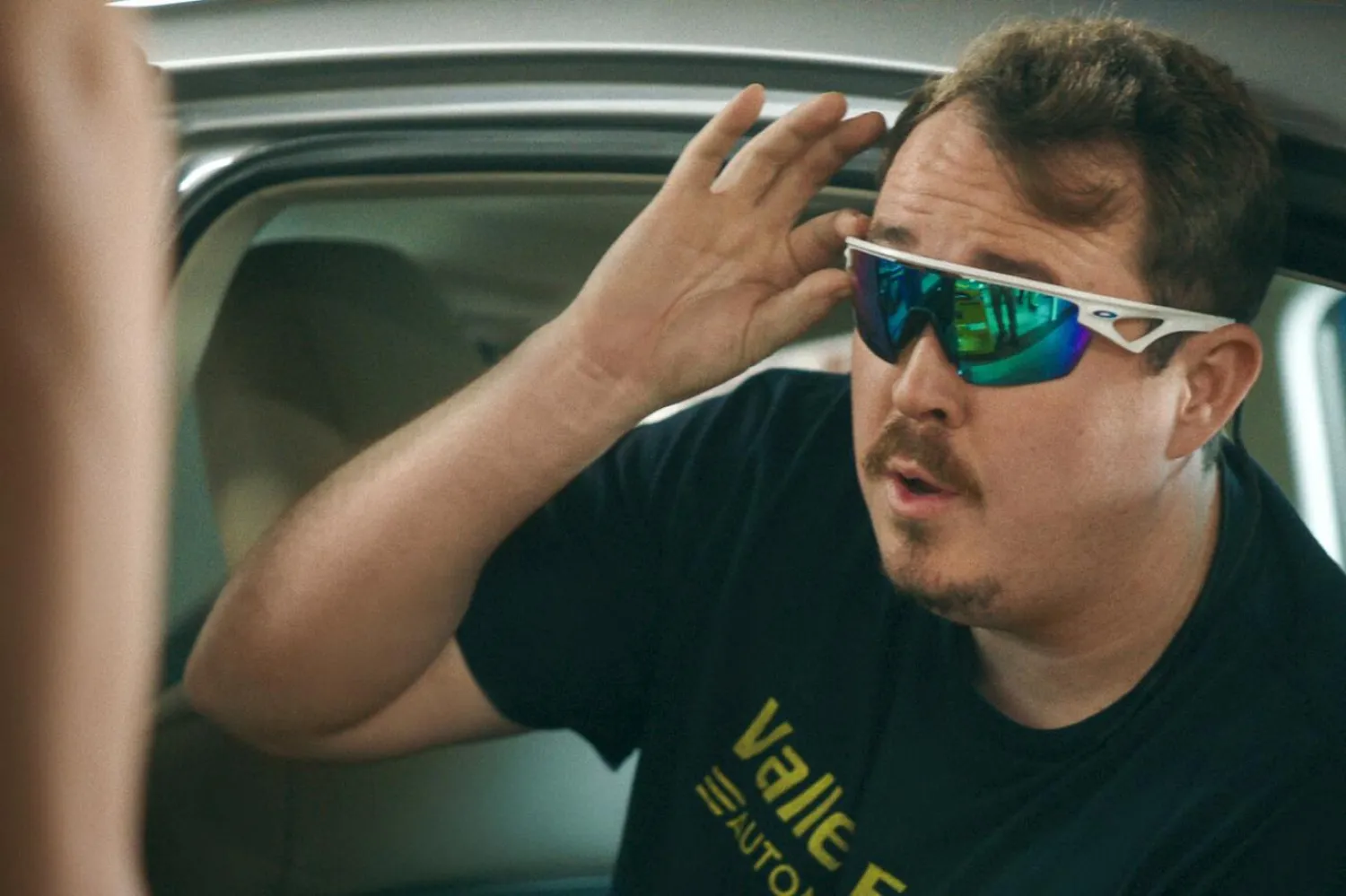 38 yaşındaki komedyen Shane Gillis, Tires'ta oto tamirhanesinde çalışan, kuzeni ve patronu Will'e sürekli zorluk çıkaran, umursamaz ve çılgın bir karakteri oynuyor (Netflix)