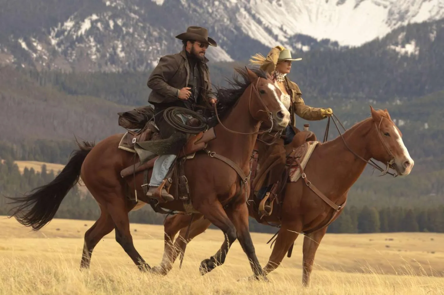 48 yaşındaki Kelly Reilly (sağda), Yellowstone evreninde sert, zeki, gözü pek ve sadık Beth Dutton'ı canlandırıyor (Paramount+)