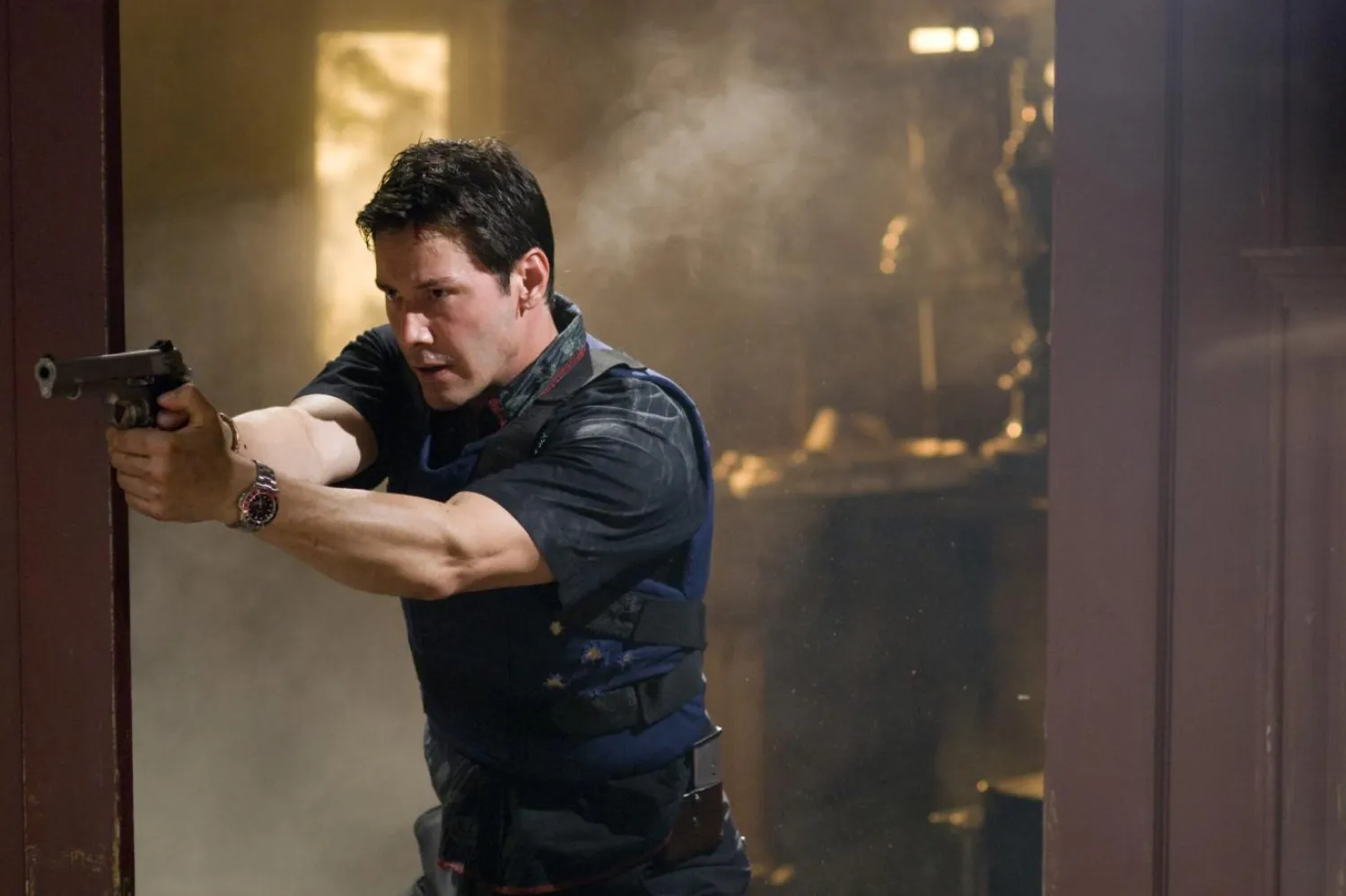 John Wick serisiyle yıldızlaşan 61 yaşındaki Keanu Reeves, 2008 yapımı Sokağın Kralları'nda adaleti kendi yöntemleriyle sağlamaktan çekinmeyen kıdemli dedektif Tom Ludlow rolünde (Netflix)