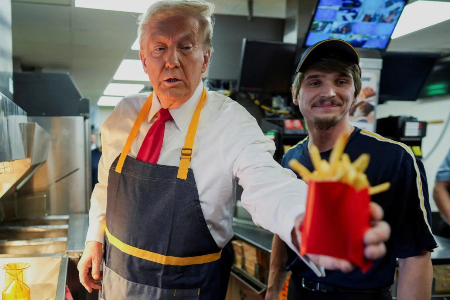 McDonald's hayranı Trump, işçi sınıfındaki seçmenleriyle yakınlık kurmak için beslenme tercihlerini kullanmıştı (Reuters)
