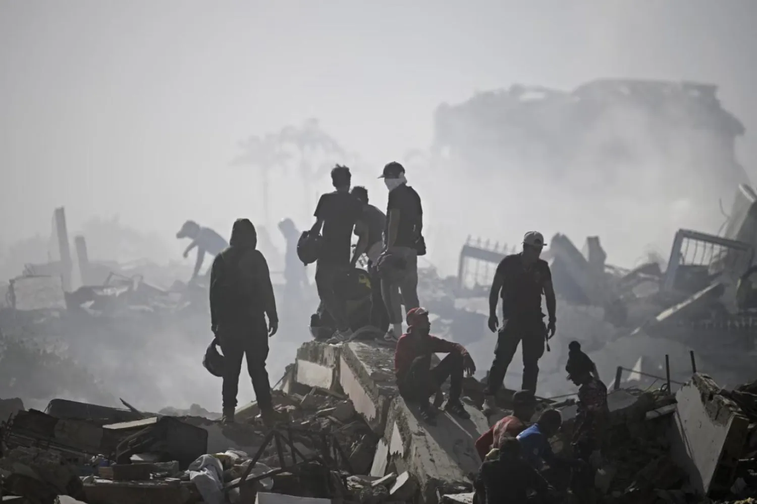 Depremin ardından Türkiye ve ABD de dahil birçok ülke Venezuela'ya arama kurtarma ekipleri gönderdi (AFP)