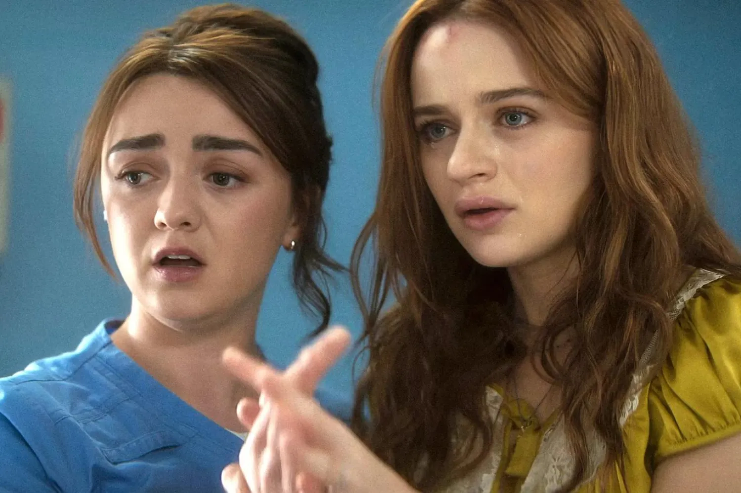 Game of Thrones'daki performansıyla iki Emmy adaylığı kazanan Maisie Williams'a Aşkın Büyüsü 2'de Deli Dolu'yla (The Kissing Booth) tanınan Joey King eşlik ediyor (Warner Bros. Pictures)