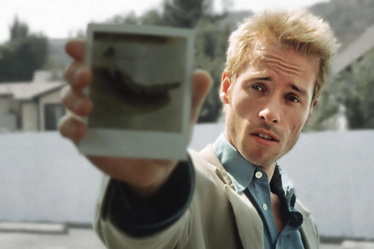 Christopher Nolan'ın 2000 yapımı filmi Akıl Defteri'nde (Memento) Guy Pearce, kısa süreli hafıza kaybı yaşayan Leonard Shelby rolünde (Newmarket)