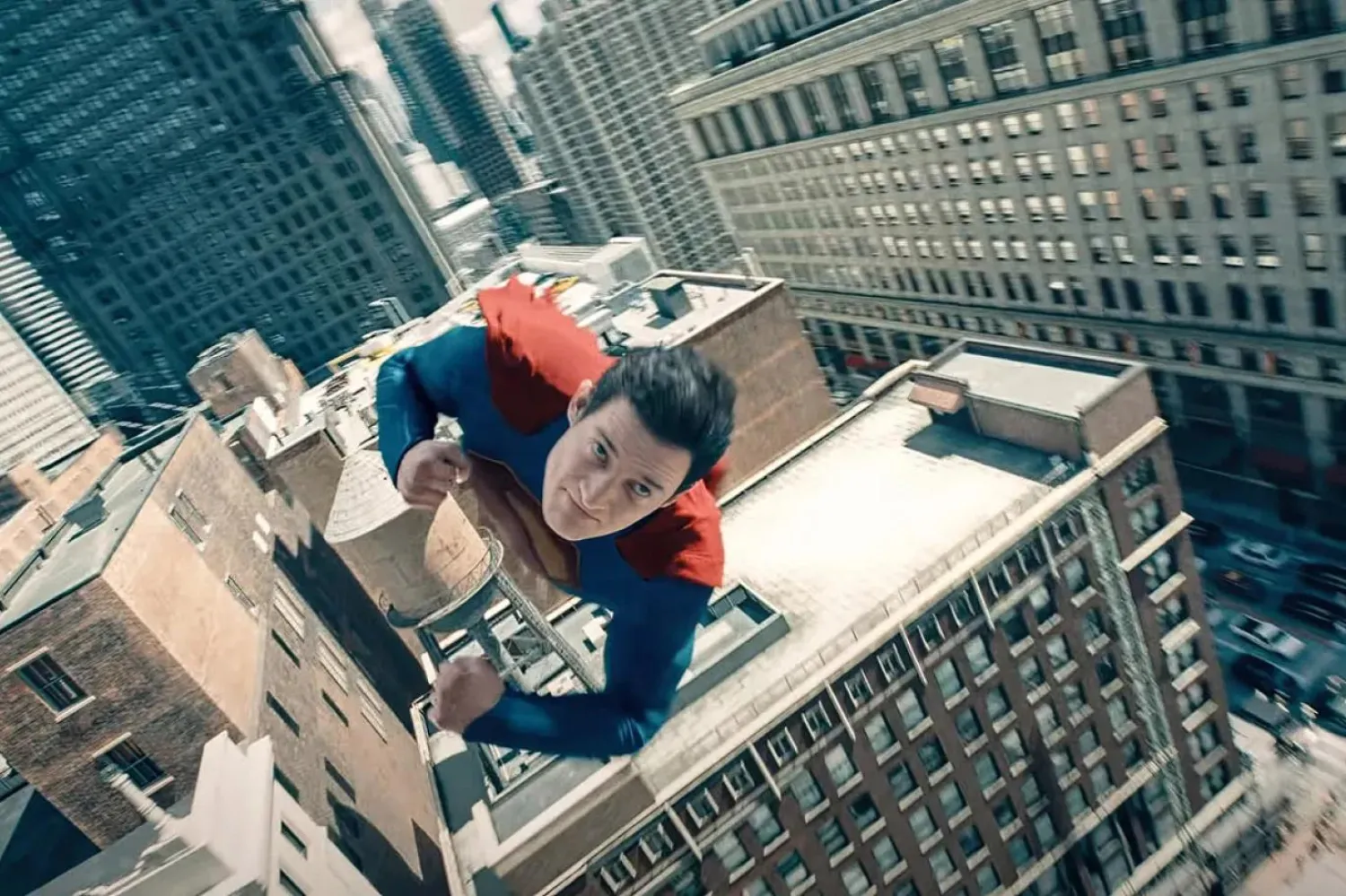 Superman rolü için 400 aday arasından seçilen 32 yaşındaki David Corenswet, Pearl ve The Greatest Hits gibi yapımlarla da tanınıyor (Warner Bros.)