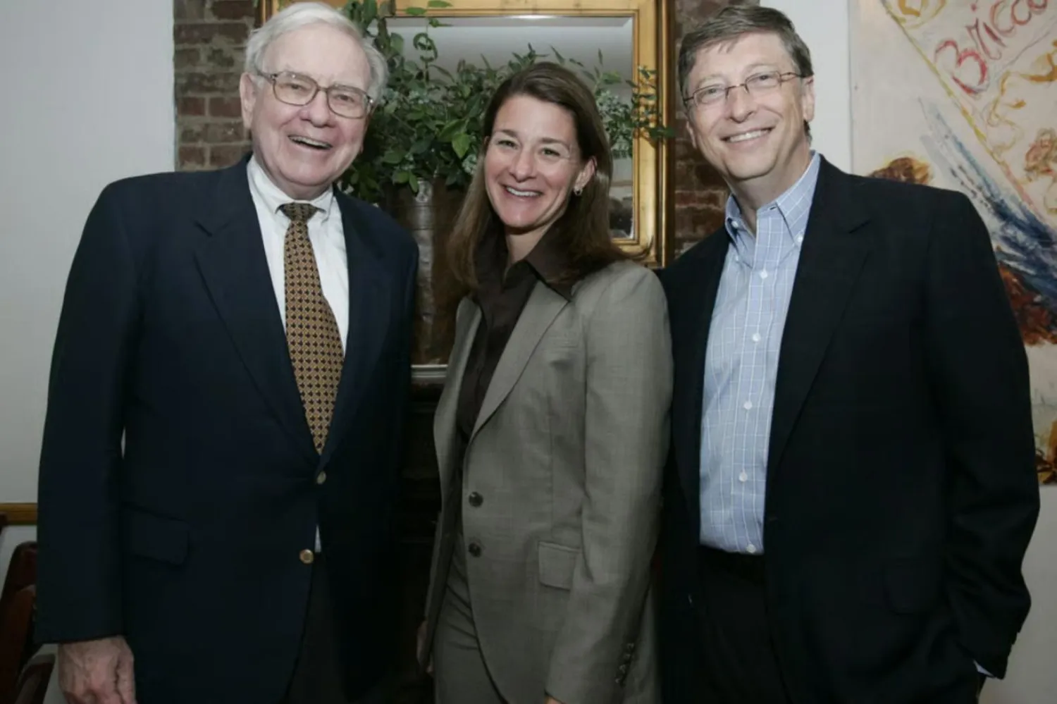 Warren Buffett, Bill Gates'in 2021'de boşandığı üç çocuğunun annesi Melinda French Gates'le birlikte kurduğu vakfa dışarıdan en fazla bağış yapan kişi konumunda (AP)