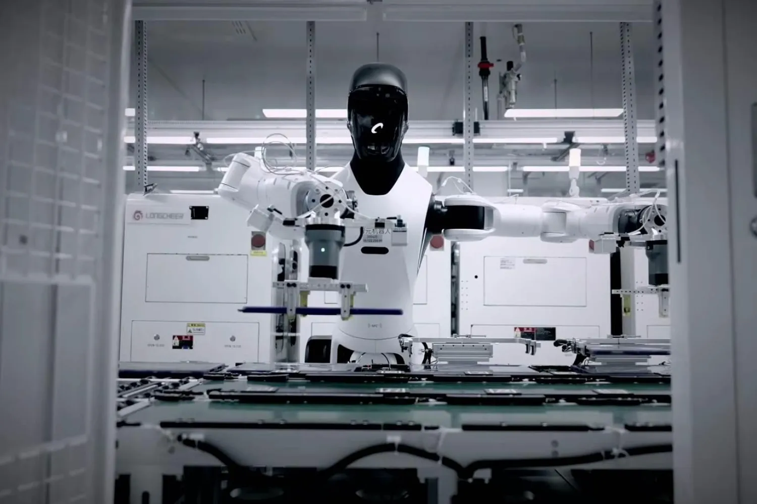 Çin'in Agibot robotları, Haziran 2026'da Longcheer Technology'nin Nanchang'daki fabrikasında 6 gün boyunca insan işçilerle birlikte tabletlerin montajını ve denetimini gerçekleştirdi (Agibot)
